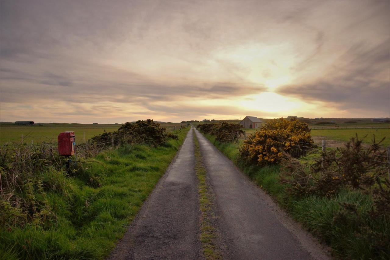 Oban Youth Hostel Exterior photo Sunset over the bog road