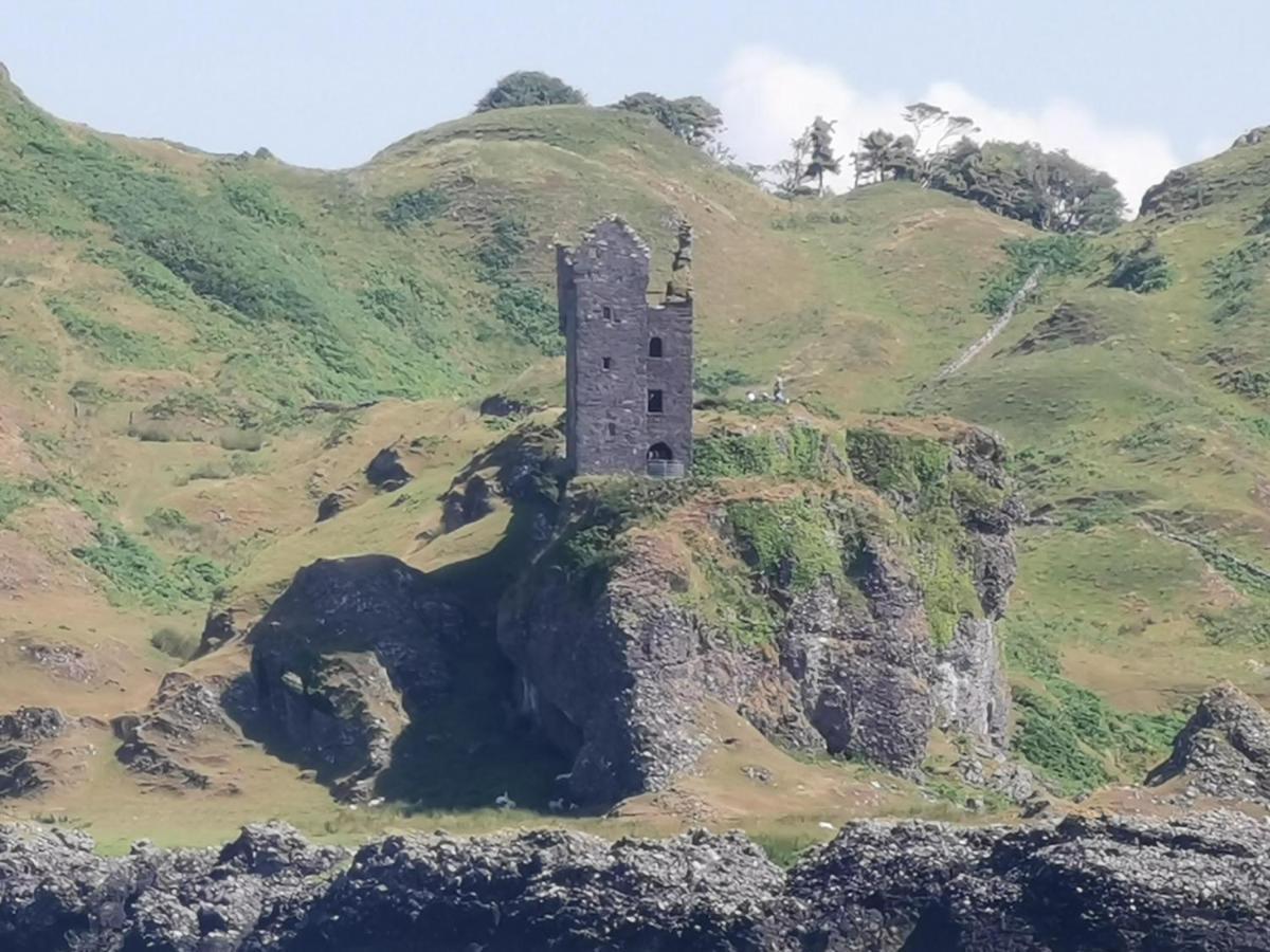Oban Youth Hostel Exterior photo The remains of the castle