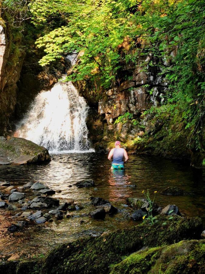 Oban Youth Hostel Exterior photo Swimming at the base of the falls