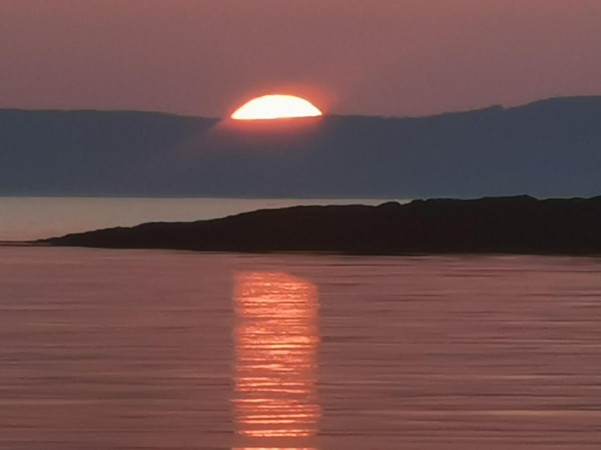 Oban Youth Hostel Exterior photo Sunset over the Gulf of Riga