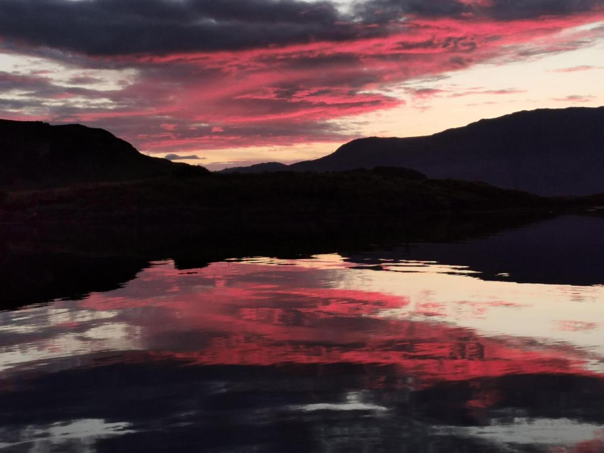 Oban Youth Hostel Exterior photo Sunset over Loch Lomond