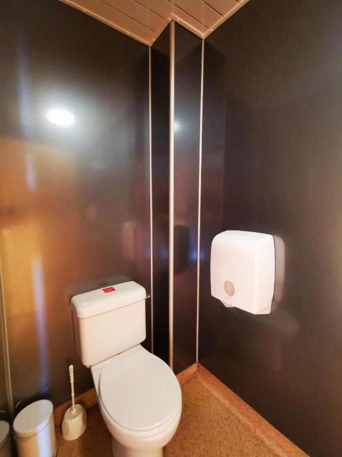Oban Youth Hostel Exterior photo A toilet and a hand dryer in a train