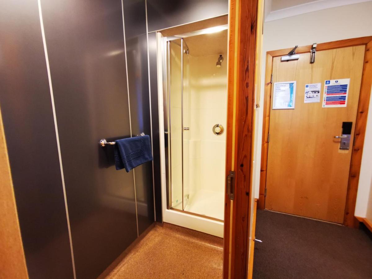 Oban Youth Hostel Exterior photo A shower cubicle in a hotel room