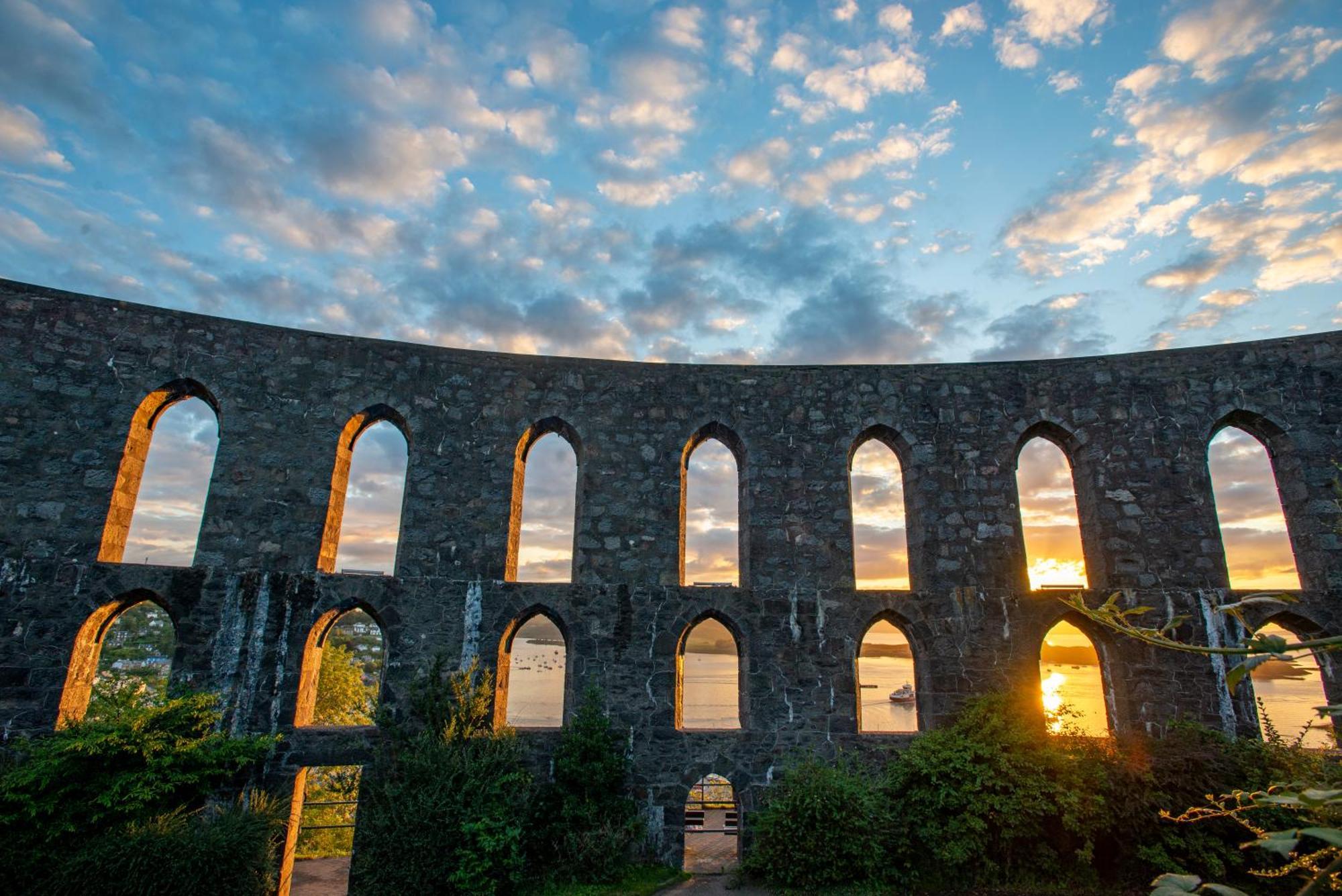 Oban Youth Hostel Exterior photo The 18th-century Romanesque style of the Amoreiras Aqueduct