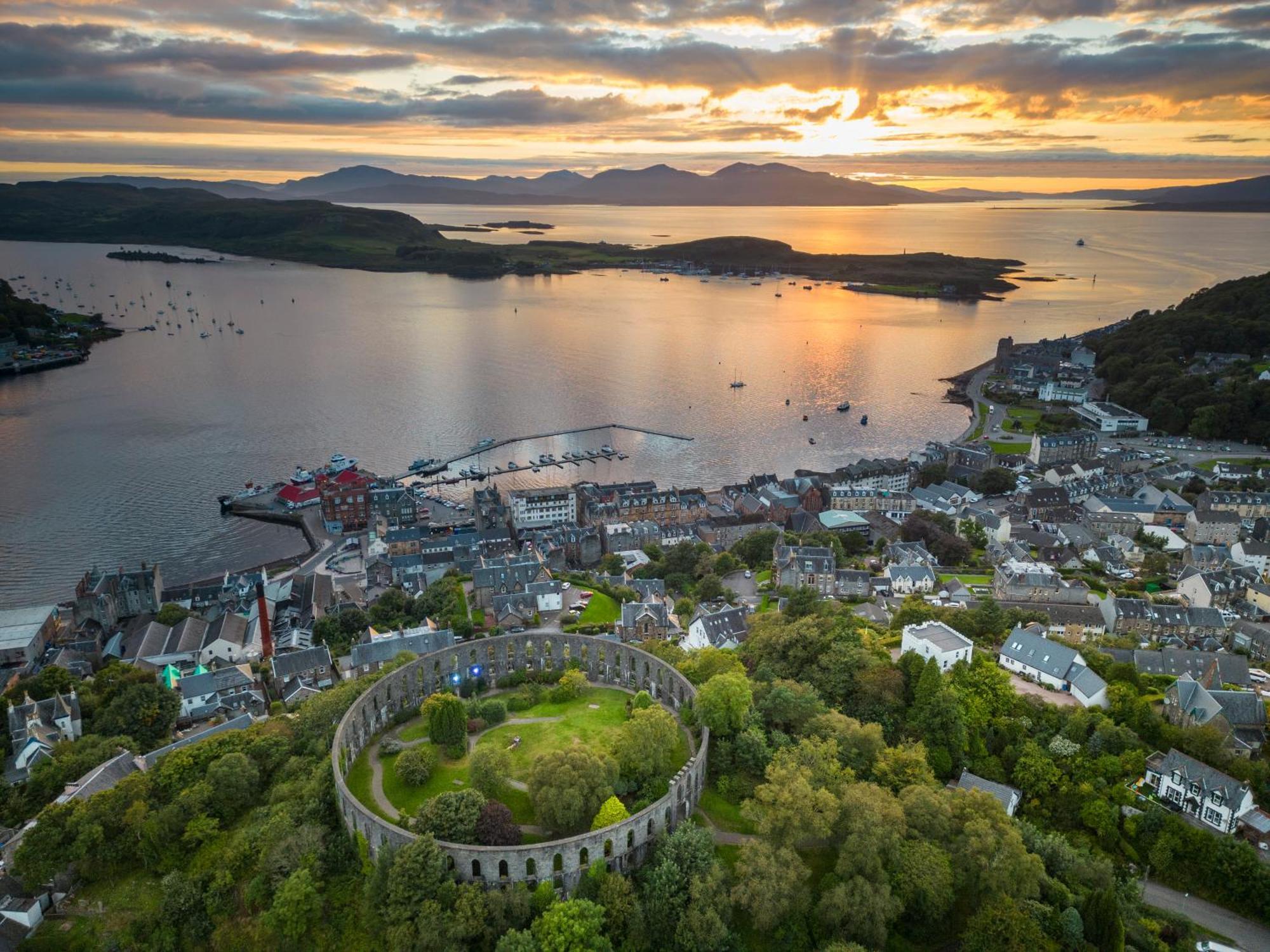 Oban Youth Hostel Exterior photo Fort Belanabubble, overlooking the town of Portree