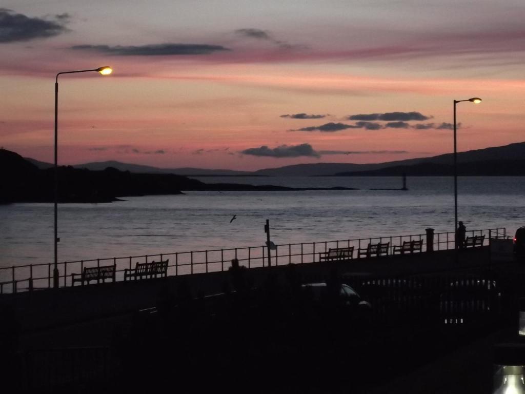Oban Youth Hostel Exterior photo View of the harbour at night